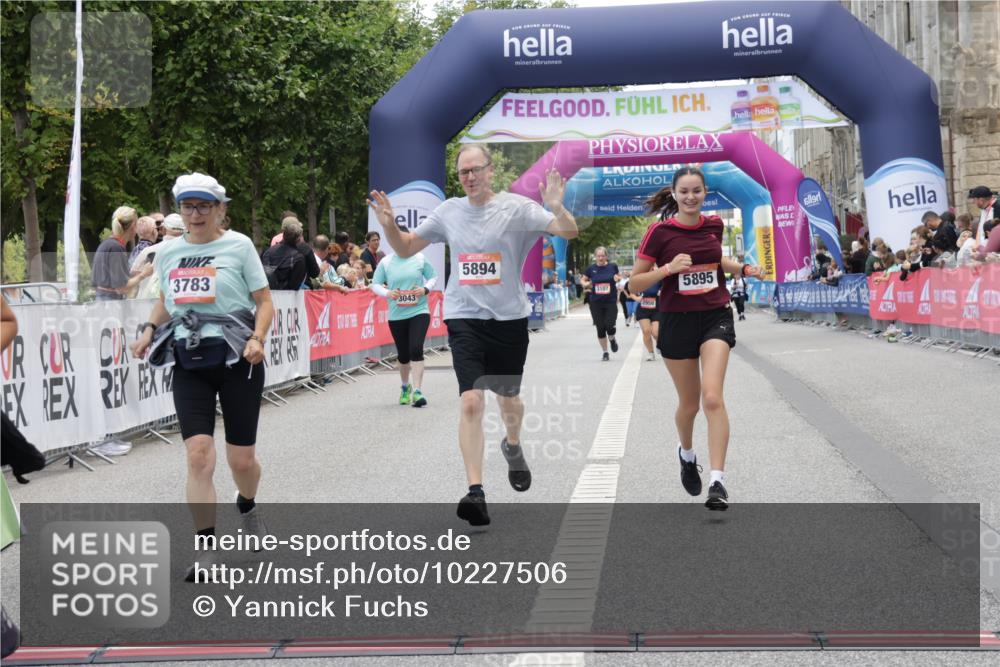 06.09.2026 - CURREX Alsterlauf Yannick Fuchs http://msf.ph/oto/10227506 06.09.2026 10:27:18 Ziel 2052, 3783, 5894, 5895 meine-sportfotos.de