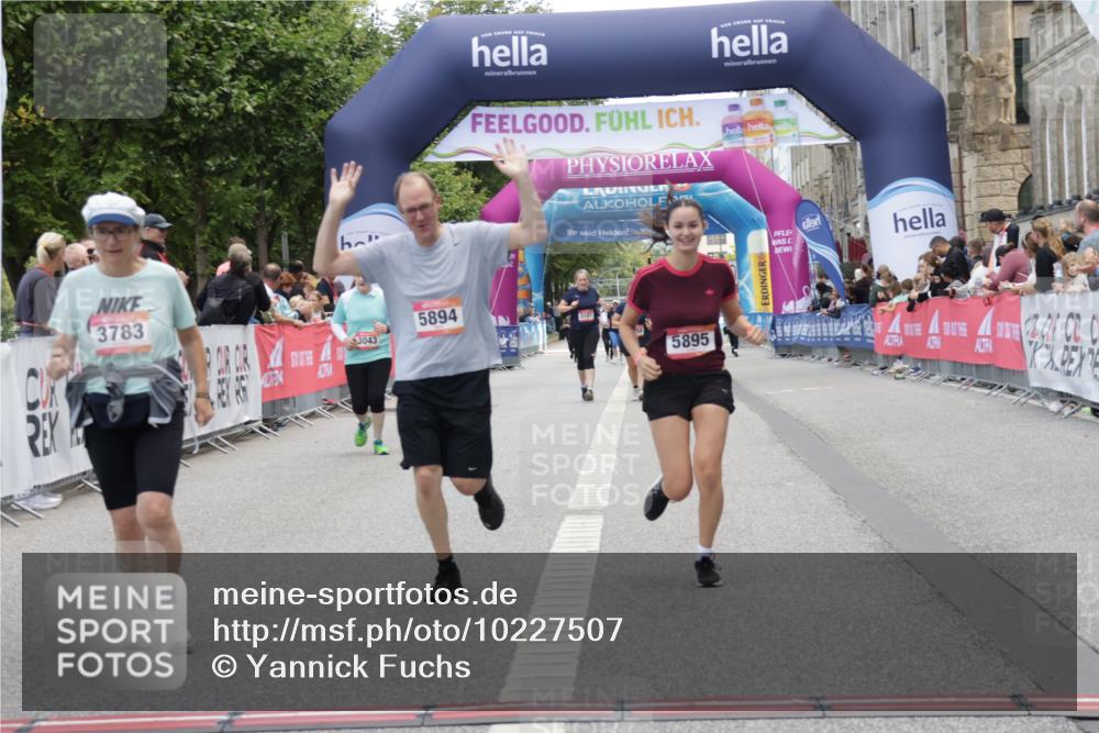 06.09.2026 - CURREX Alsterlauf Yannick Fuchs http://msf.ph/oto/10227507 06.09.2026 10:27:18 Ziel 2052, 3783, 5894, 5895 meine-sportfotos.de