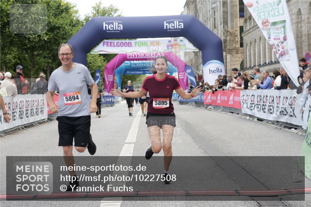 06.09.2026 - CURREX Alsterlauf Yannick Fuchs http://msf.ph/oto/10227508 06.09.2026 10:27:19 Ziel 2052, 3783, 5894, 5895 meine-sportfotos.de