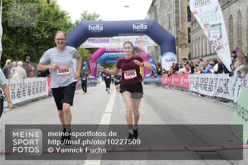 06.09.2026 - CURREX Alsterlauf Yannick Fuchs http://msf.ph/oto/10227509 06.09.2026 10:27:19 Ziel 2052, 3783, 5894, 5895 meine-sportfotos.de