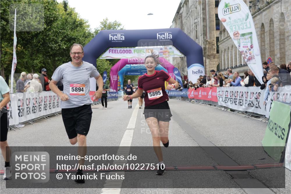06.09.2026 - CURREX Alsterlauf Yannick Fuchs http://msf.ph/oto/10227510 06.09.2026 10:27:19 Ziel 2052, 3783, 5894, 5895 meine-sportfotos.de