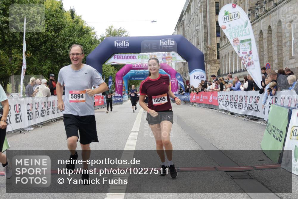 06.09.2026 - CURREX Alsterlauf Yannick Fuchs http://msf.ph/oto/10227511 06.09.2026 10:27:19 Ziel 2052, 3783, 5894, 5895 meine-sportfotos.de
