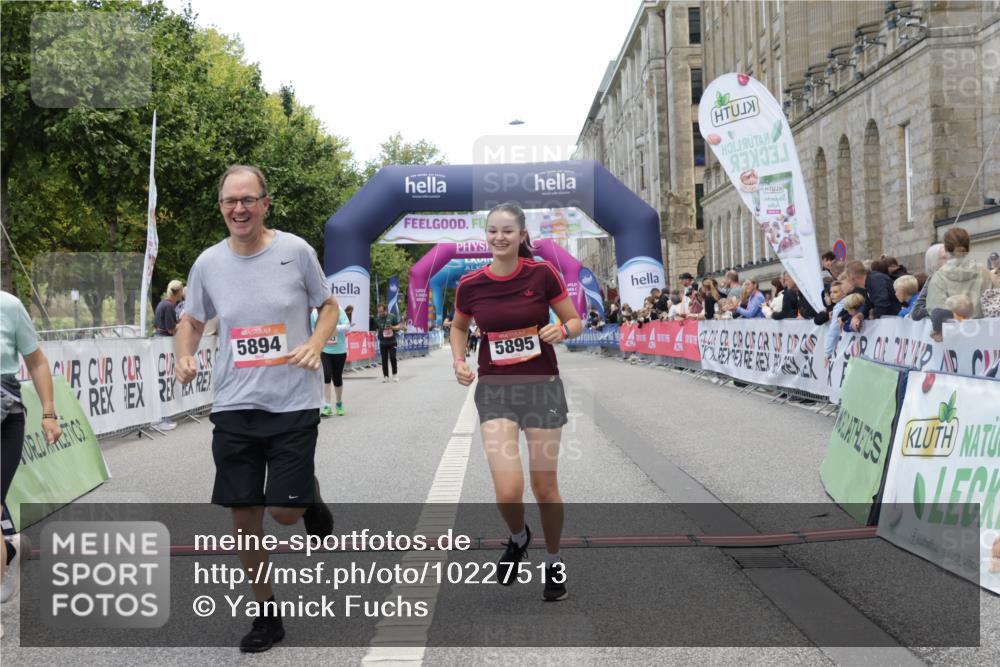 06.09.2026 - CURREX Alsterlauf Yannick Fuchs http://msf.ph/oto/10227513 06.09.2026 10:27:19 Ziel 2052, 3783, 5894, 5895 meine-sportfotos.de