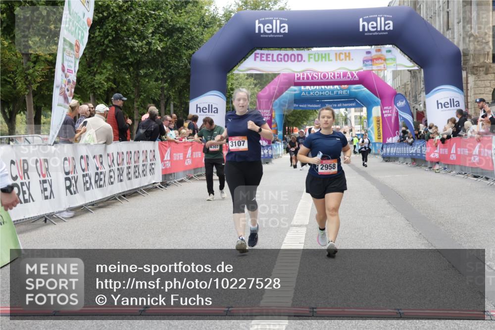 06.09.2026 - CURREX Alsterlauf Yannick Fuchs http://msf.ph/oto/10227528 06.09.2026 10:27:26 Ziel 3043, 3783, 5894, 5895 meine-sportfotos.de