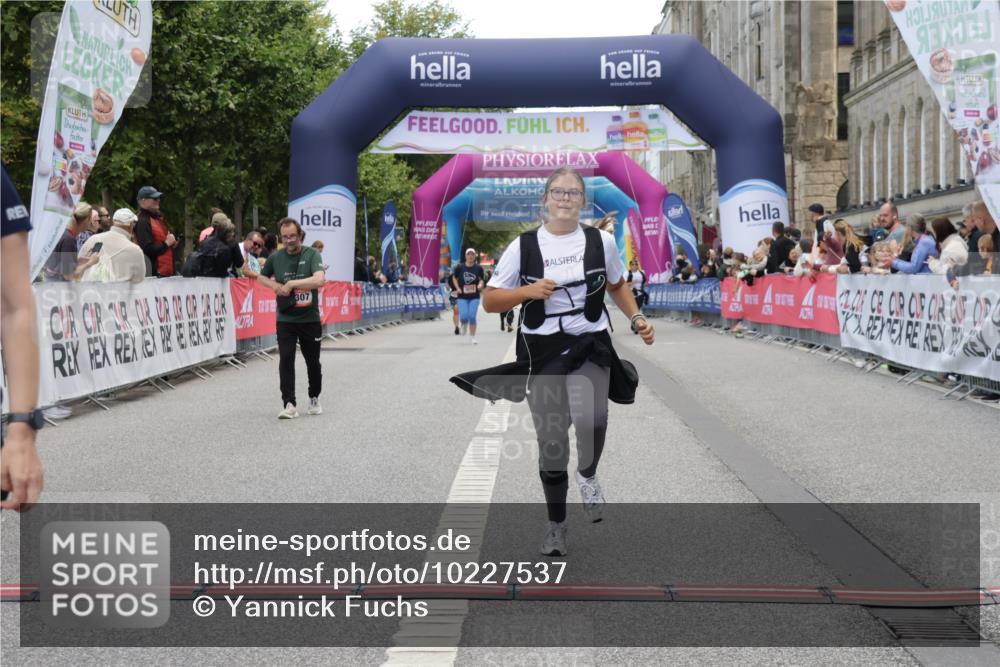 06.09.2026 - CURREX Alsterlauf Yannick Fuchs http://msf.ph/oto/10227537 06.09.2026 10:27:30 Ziel 3043 meine-sportfotos.de