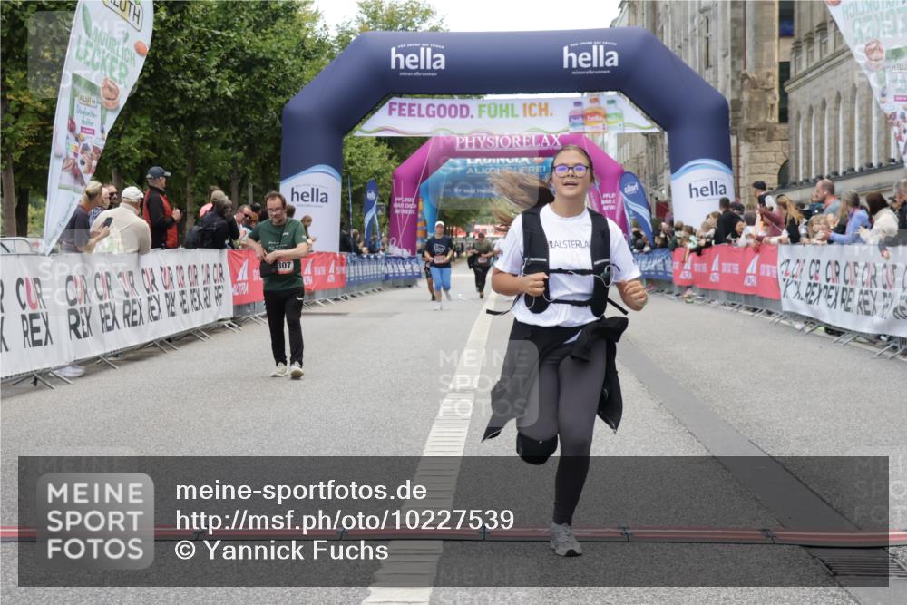 06.09.2026 - CURREX Alsterlauf Yannick Fuchs http://msf.ph/oto/10227539 06.09.2026 10:27:30 Ziel 3043 meine-sportfotos.de