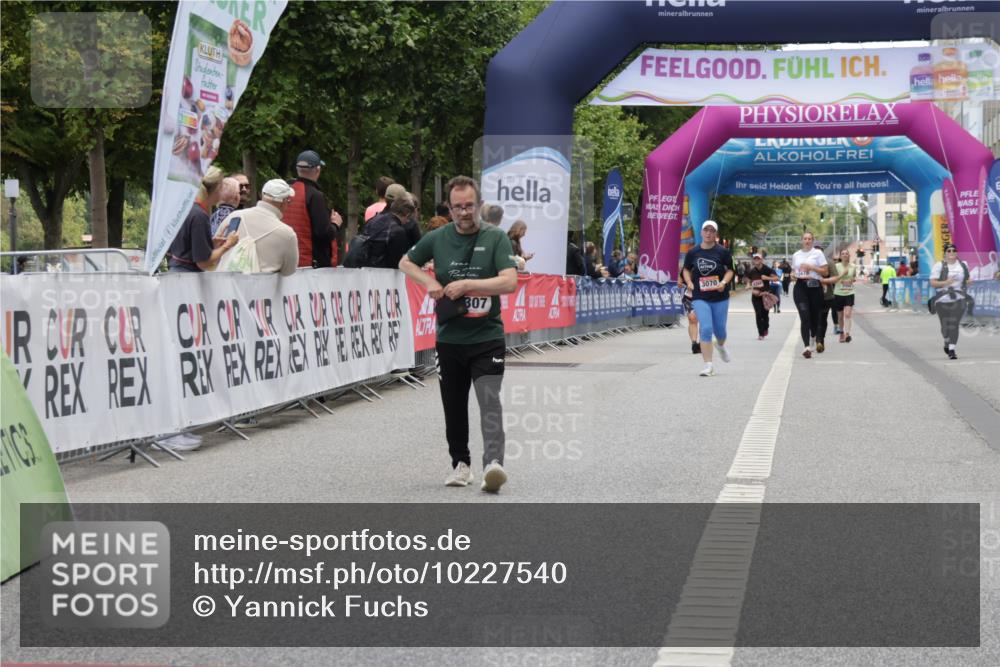 06.09.2026 - CURREX Alsterlauf Yannick Fuchs http://msf.ph/oto/10227540 06.09.2026 10:27:32 Ziel 3043 meine-sportfotos.de