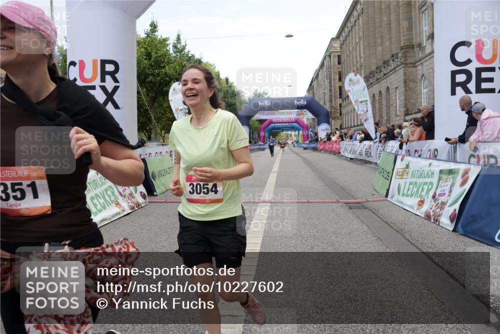 06.09.2026 - CURREX Alsterlauf Yannick Fuchs http://msf.ph/oto/10227602 06.09.2026 10:27:56 Ziel 3054, 4095, 4214, 4351 meine-sportfotos.de