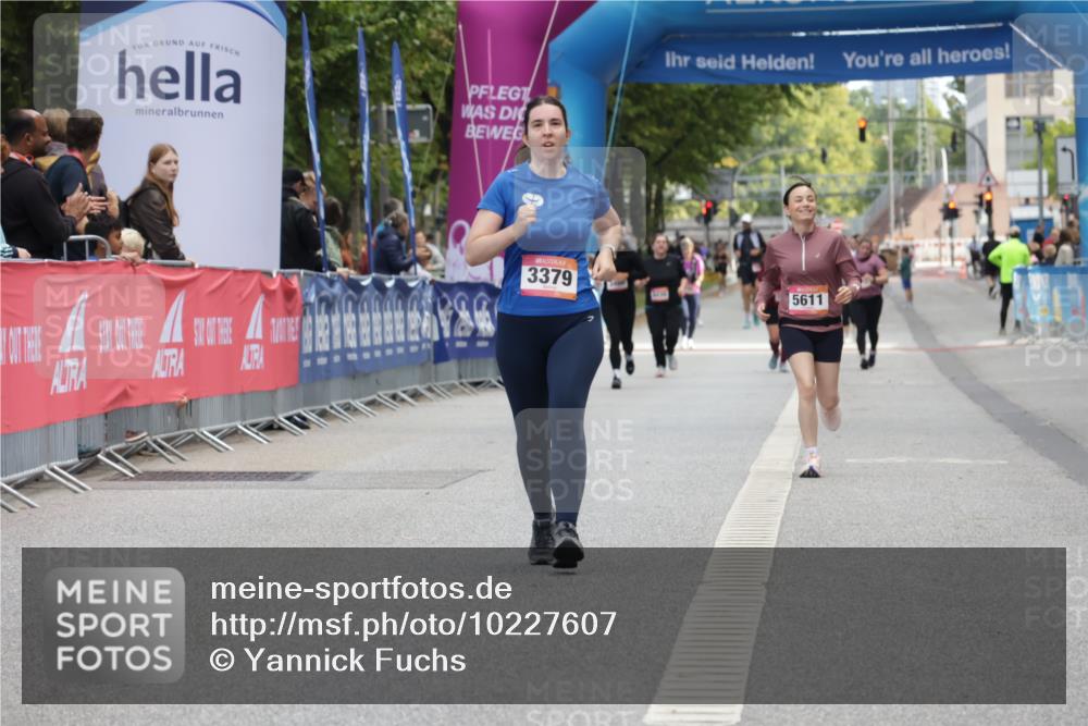 06.09.2026 - CURREX Alsterlauf Yannick Fuchs http://msf.ph/oto/10227607 06.09.2026 10:27:58 Ziel 3054, 4214, 4351 meine-sportfotos.de