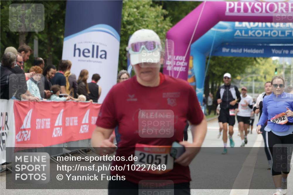 06.09.2026 - CURREX Alsterlauf Yannick Fuchs http://msf.ph/oto/10227649 06.09.2026 10:28:29 Ziel 2051, 6270, 6430 meine-sportfotos.de