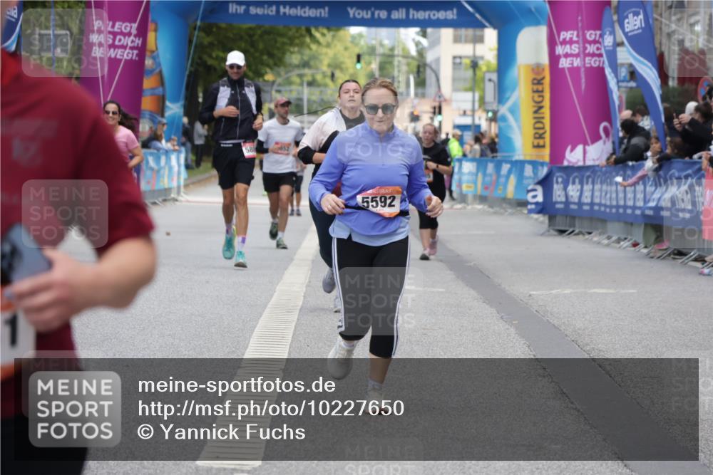 06.09.2026 - CURREX Alsterlauf Yannick Fuchs http://msf.ph/oto/10227650 06.09.2026 10:28:30 Ziel 2051, 5592, 6270, 6430 meine-sportfotos.de