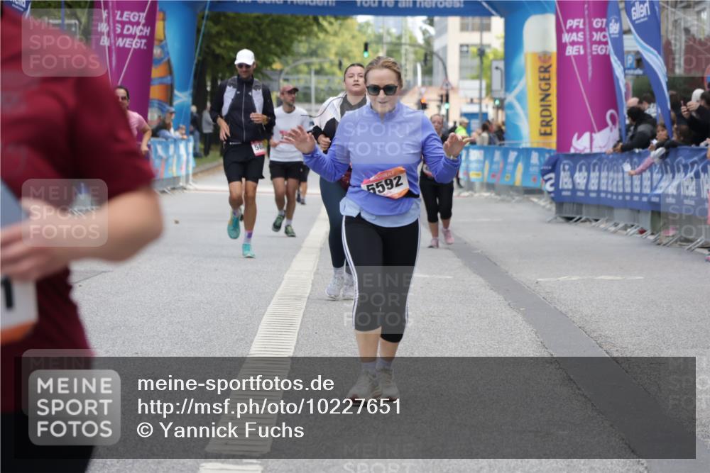 06.09.2026 - CURREX Alsterlauf Yannick Fuchs http://msf.ph/oto/10227651 06.09.2026 10:28:31 Ziel 2051, 5592, 6270, 6430 meine-sportfotos.de