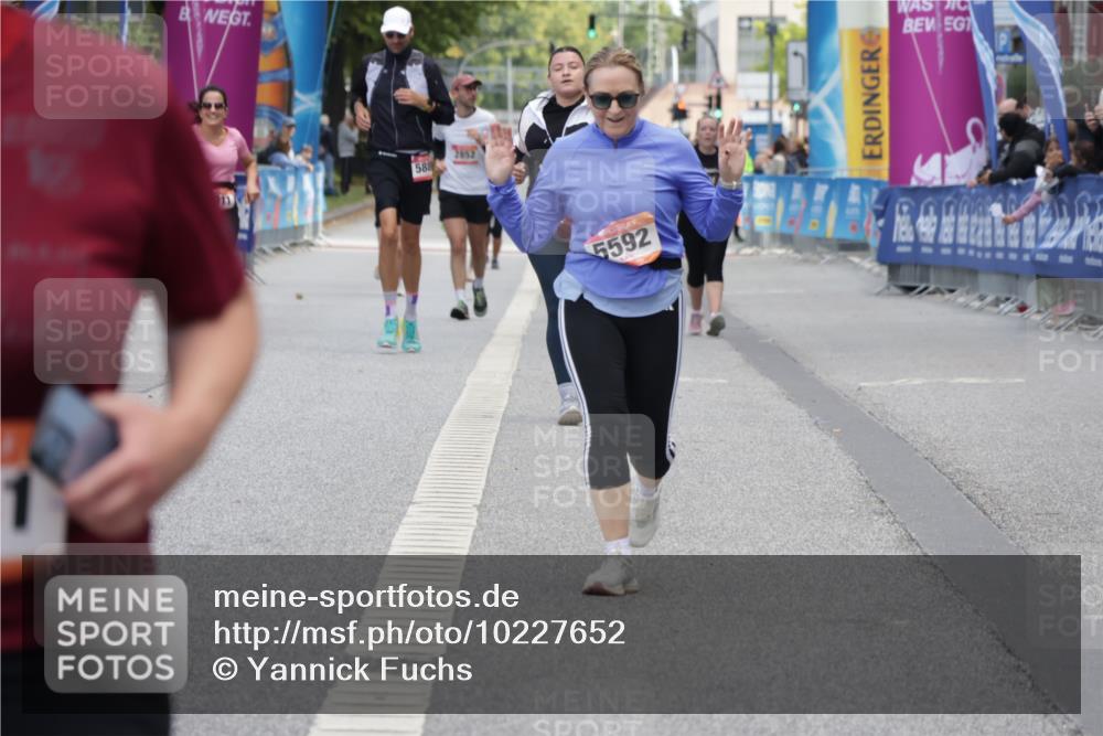 06.09.2026 - CURREX Alsterlauf Yannick Fuchs http://msf.ph/oto/10227652 06.09.2026 10:28:31 Ziel 2051, 5592, 6270, 6430 meine-sportfotos.de