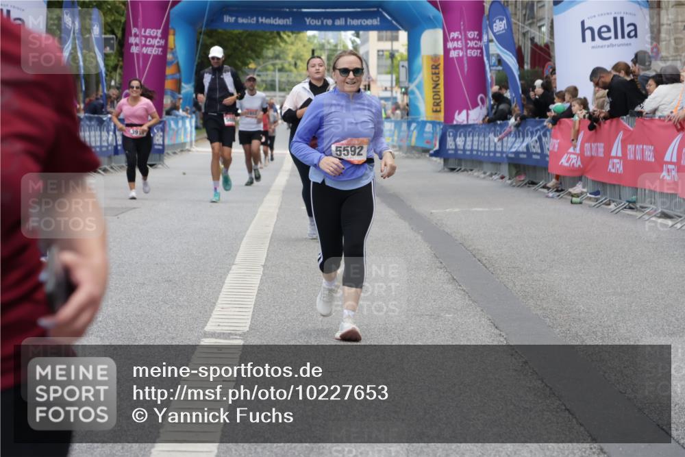 06.09.2026 - CURREX Alsterlauf Yannick Fuchs http://msf.ph/oto/10227653 06.09.2026 10:28:32 Ziel 2051, 4766, 5592, 6270, 6430 meine-sportfotos.de