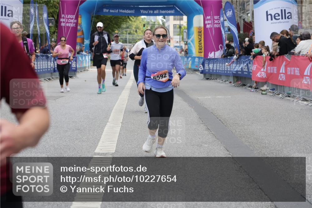 06.09.2026 - CURREX Alsterlauf Yannick Fuchs http://msf.ph/oto/10227654 06.09.2026 10:28:32 Ziel 2051, 4766, 5592, 6270, 6430 meine-sportfotos.de