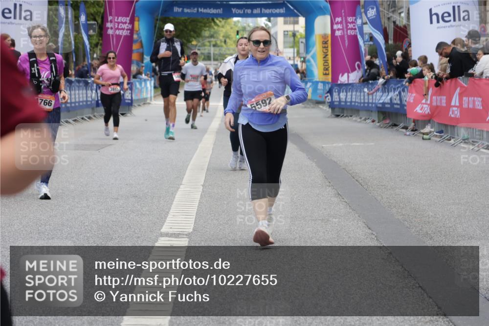 06.09.2026 - CURREX Alsterlauf Yannick Fuchs http://msf.ph/oto/10227655 06.09.2026 10:28:32 Ziel 2051, 4766, 5592, 6270, 6430 meine-sportfotos.de