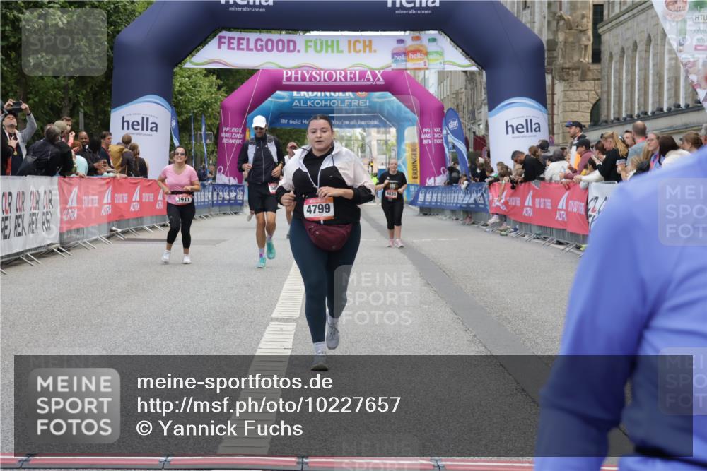 06.09.2026 - CURREX Alsterlauf Yannick Fuchs http://msf.ph/oto/10227657 06.09.2026 10:28:38 Ziel 4766, 4799, 5592 meine-sportfotos.de