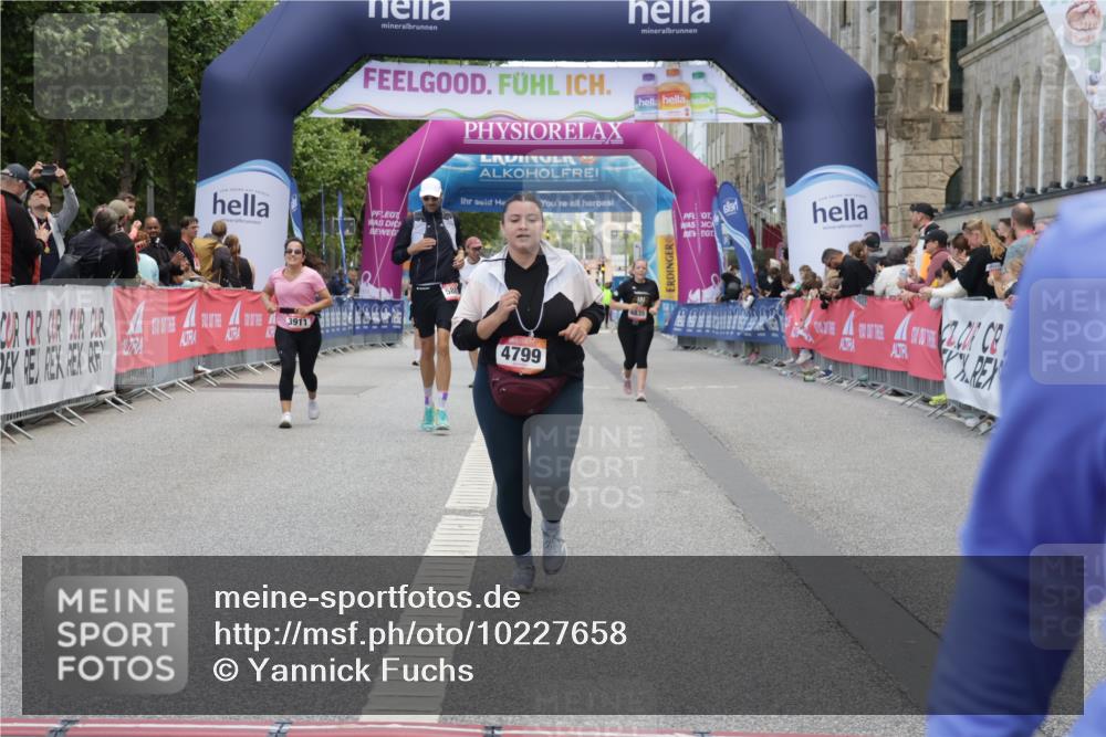 06.09.2026 - CURREX Alsterlauf Yannick Fuchs http://msf.ph/oto/10227658 06.09.2026 10:28:38 Ziel 4766, 4799, 5592 meine-sportfotos.de
