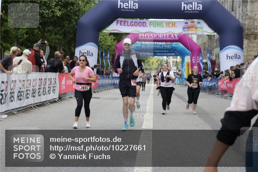 06.09.2026 - CURREX Alsterlauf Yannick Fuchs http://msf.ph/oto/10227661 06.09.2026 10:28:42 Ziel 2852, 2853, 3911, 4766, 4799, 5592, 5880 meine-sportfotos.de