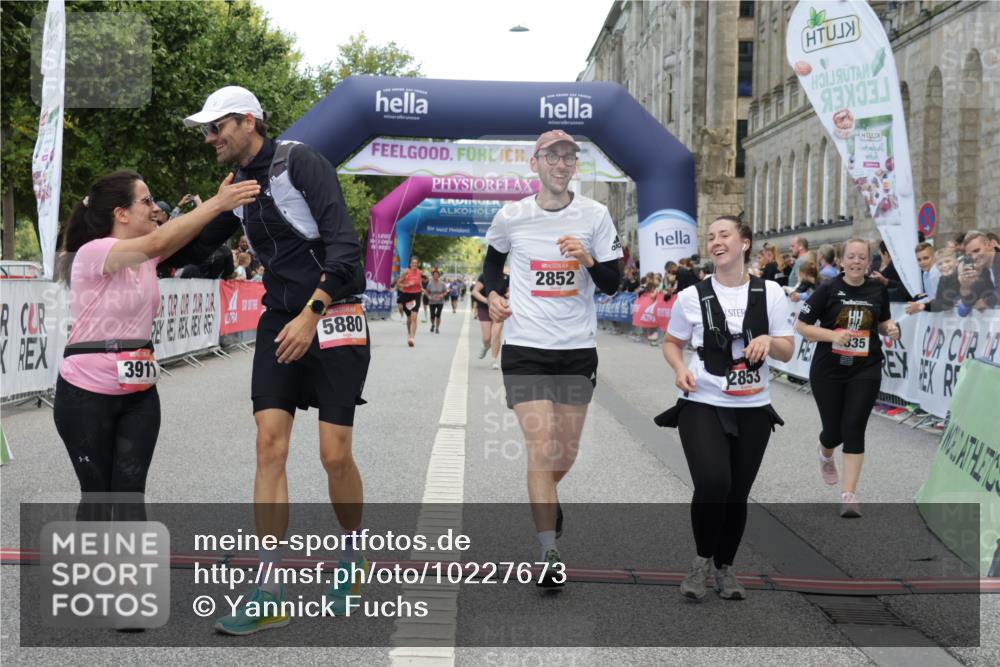 06.09.2026 - CURREX Alsterlauf Yannick Fuchs http://msf.ph/oto/10227673 06.09.2026 10:28:47 Ziel 2852, 2853, 3911, 4799, 4835, 5158, 5880 meine-sportfotos.de