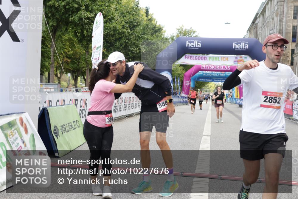 06.09.2026 - CURREX Alsterlauf Yannick Fuchs http://msf.ph/oto/10227676 06.09.2026 10:28:48 Ziel 2852, 2853, 3911, 4835, 5158, 5880 meine-sportfotos.de