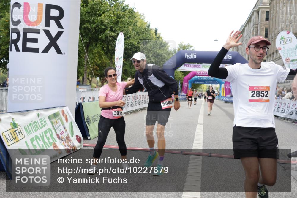 06.09.2026 - CURREX Alsterlauf Yannick Fuchs http://msf.ph/oto/10227679 06.09.2026 10:28:49 Ziel 2852, 2853, 3911, 4835, 5158, 5880 meine-sportfotos.de