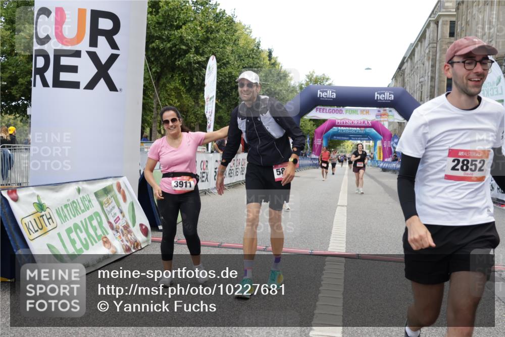 06.09.2026 - CURREX Alsterlauf Yannick Fuchs http://msf.ph/oto/10227681 06.09.2026 10:28:49 Ziel 2852, 2853, 3911, 4835, 5158, 5880 meine-sportfotos.de
