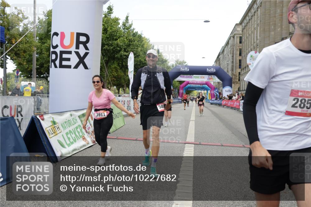 06.09.2026 - CURREX Alsterlauf Yannick Fuchs http://msf.ph/oto/10227682 06.09.2026 10:28:49 Ziel 2852, 2853, 3911, 4835, 5158, 5880 meine-sportfotos.de