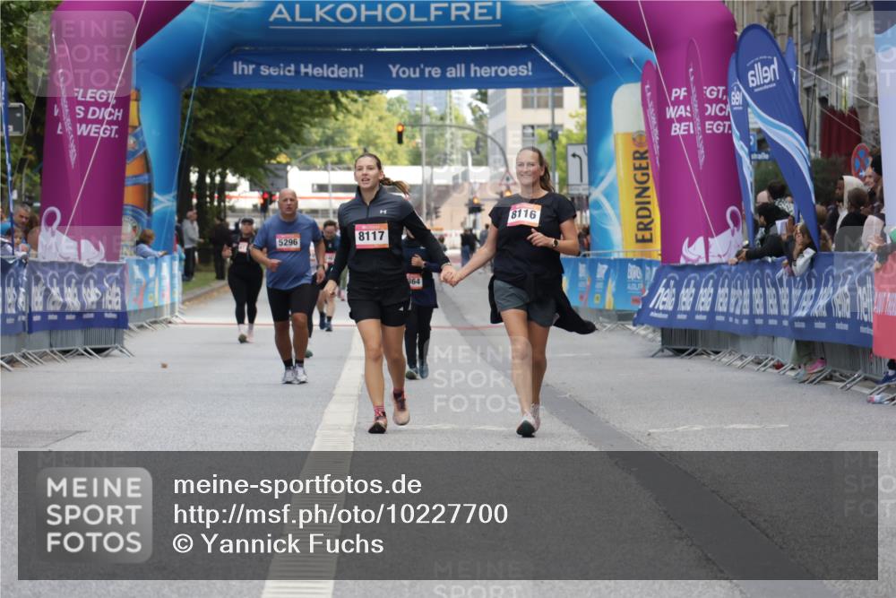 06.09.2026 - CURREX Alsterlauf Yannick Fuchs http://msf.ph/oto/10227700 06.09.2026 10:29:07 Ziel 4554, 4555, 4836 meine-sportfotos.de