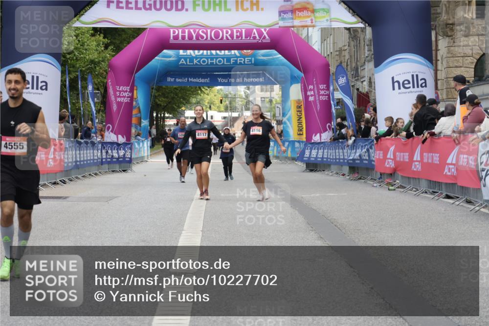 06.09.2026 - CURREX Alsterlauf Yannick Fuchs http://msf.ph/oto/10227702 06.09.2026 10:29:08 Ziel 4554, 4555, 4836 meine-sportfotos.de