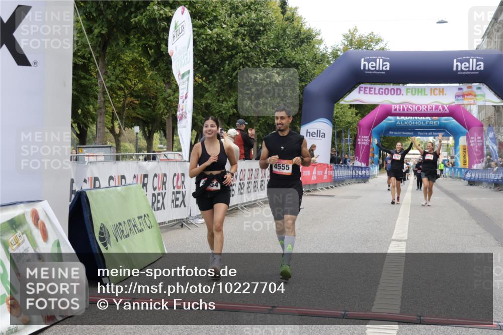 06.09.2026 - CURREX Alsterlauf Yannick Fuchs http://msf.ph/oto/10227704 06.09.2026 10:29:10 Ziel 4554, 4555, 4836 meine-sportfotos.de
