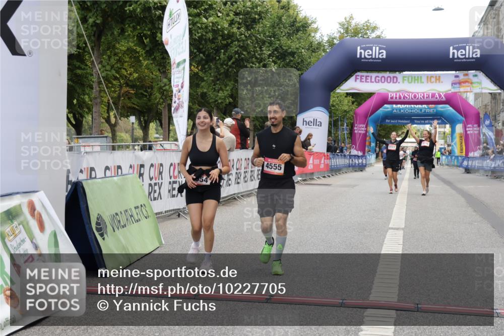 06.09.2026 - CURREX Alsterlauf Yannick Fuchs http://msf.ph/oto/10227705 06.09.2026 10:29:10 Ziel 4554, 4555, 4836 meine-sportfotos.de