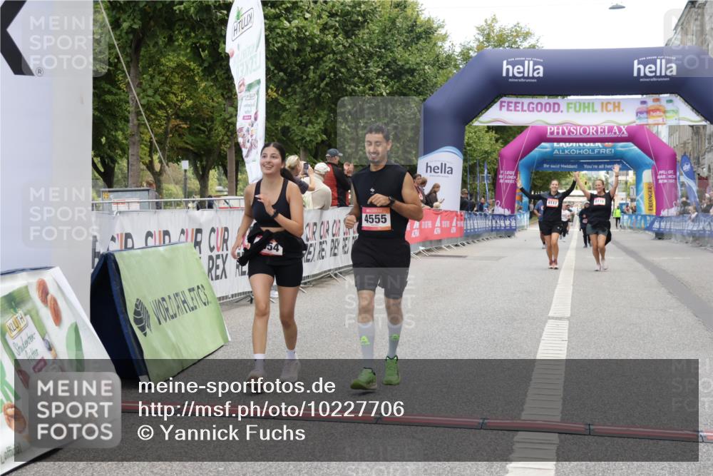 06.09.2026 - CURREX Alsterlauf Yannick Fuchs http://msf.ph/oto/10227706 06.09.2026 10:29:11 Ziel 4554, 4555, 4836 meine-sportfotos.de