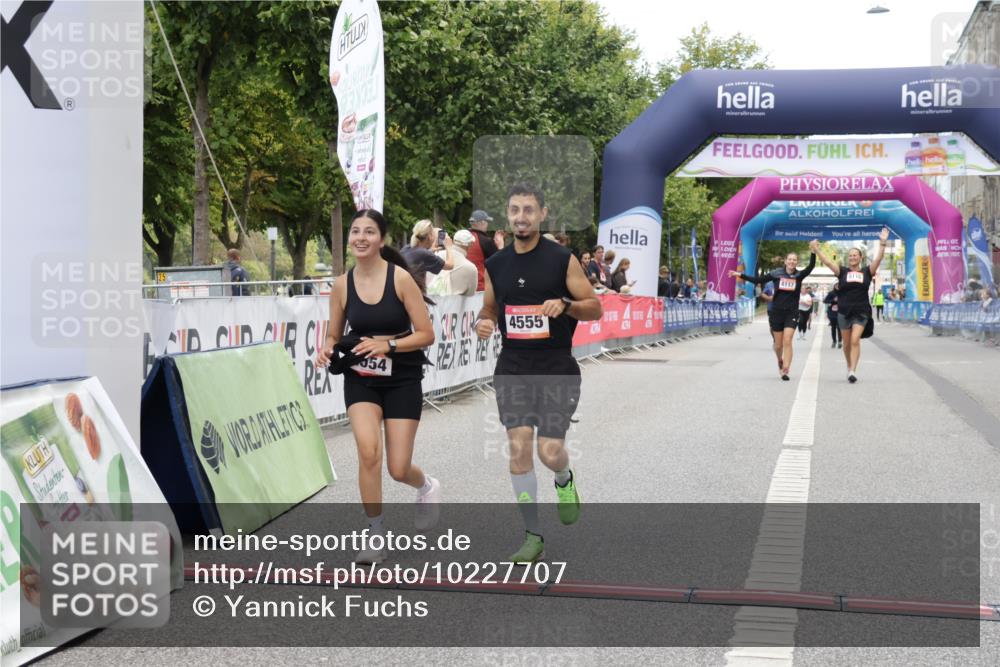 06.09.2026 - CURREX Alsterlauf Yannick Fuchs http://msf.ph/oto/10227707 06.09.2026 10:29:11 Ziel 4554, 4555, 4836 meine-sportfotos.de