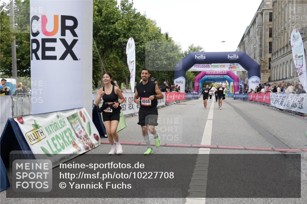 06.09.2026 - CURREX Alsterlauf Yannick Fuchs http://msf.ph/oto/10227708 06.09.2026 10:29:12 Ziel 4554, 4555 meine-sportfotos.de
