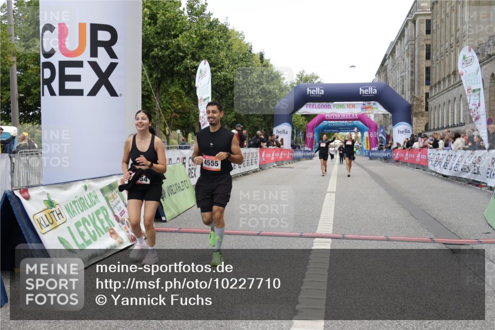 06.09.2026 - CURREX Alsterlauf Yannick Fuchs http://msf.ph/oto/10227710 06.09.2026 10:29:12 Ziel 4554, 4555 meine-sportfotos.de
