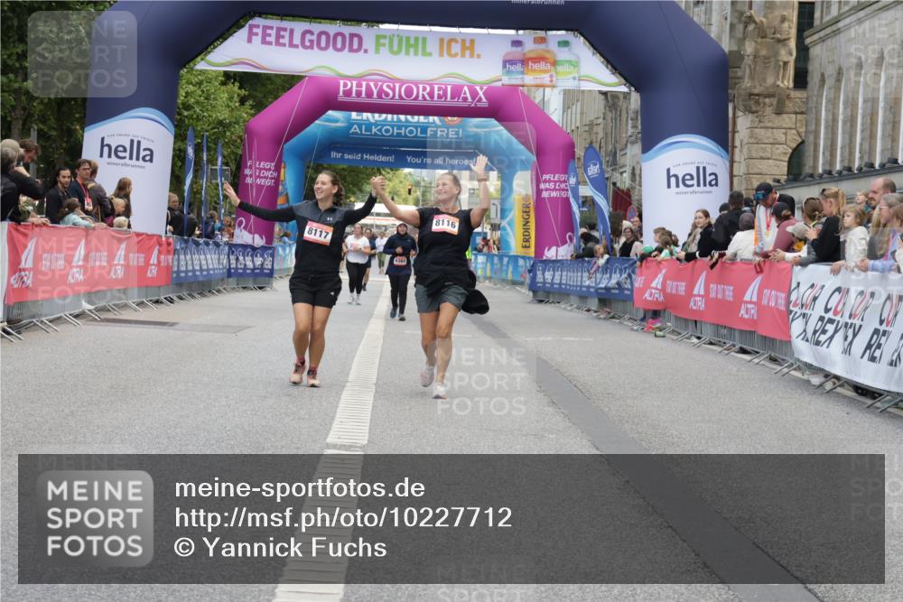 06.09.2026 - CURREX Alsterlauf Yannick Fuchs http://msf.ph/oto/10227712 06.09.2026 10:29:13 Ziel 4554, 4555 meine-sportfotos.de