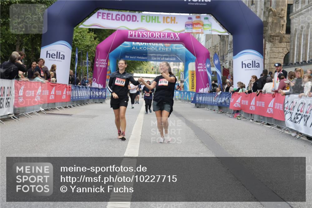 06.09.2026 - CURREX Alsterlauf Yannick Fuchs http://msf.ph/oto/10227715 06.09.2026 10:29:13 Ziel 4554, 4555 meine-sportfotos.de