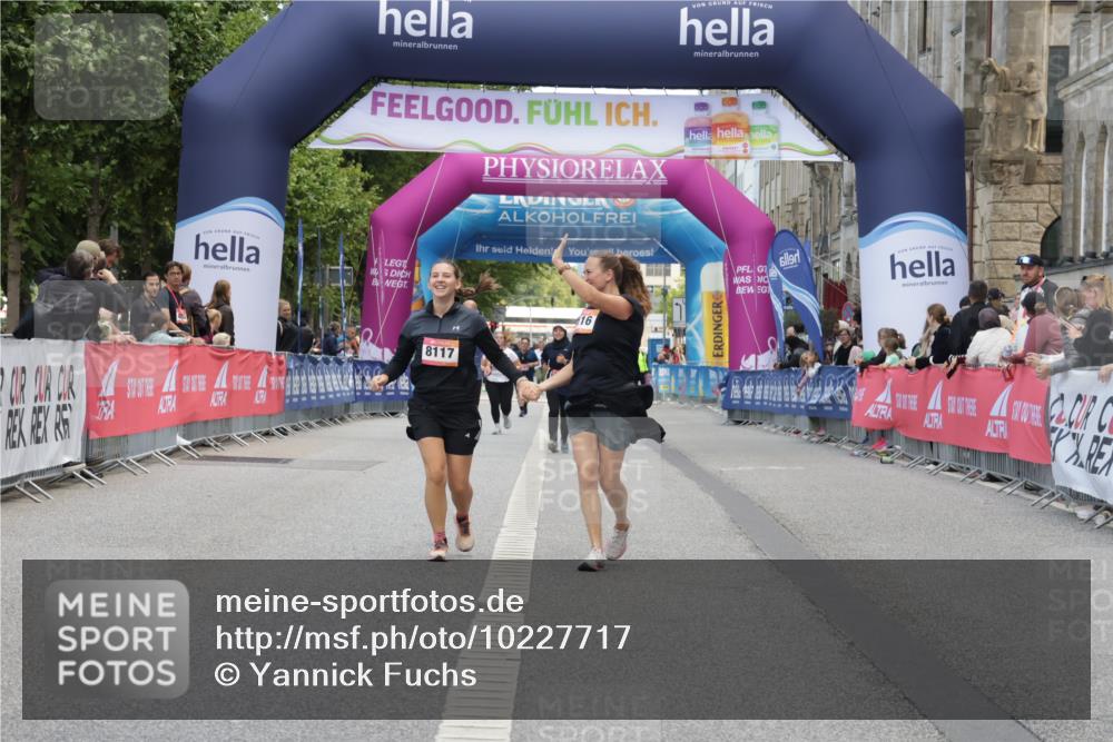 06.09.2026 - CURREX Alsterlauf Yannick Fuchs http://msf.ph/oto/10227717 06.09.2026 10:29:14 Ziel 4554, 4555, 8116, 8117 meine-sportfotos.de