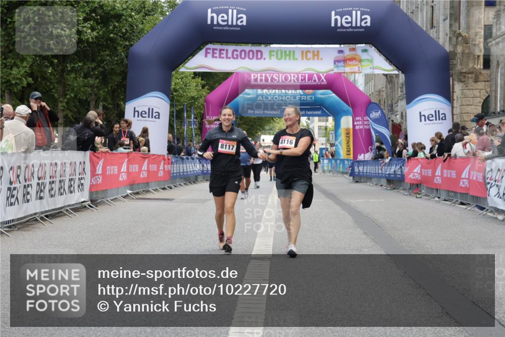 06.09.2026 - CURREX Alsterlauf Yannick Fuchs http://msf.ph/oto/10227720 06.09.2026 10:29:15 Ziel 4554, 4555, 8116, 8117 meine-sportfotos.de