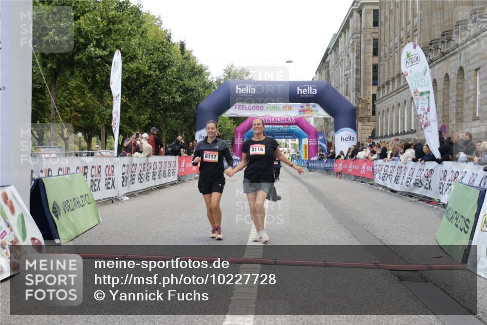 06.09.2026 - CURREX Alsterlauf Yannick Fuchs http://msf.ph/oto/10227728 06.09.2026 10:29:18 Ziel 4554, 4555, 8116, 8117 meine-sportfotos.de