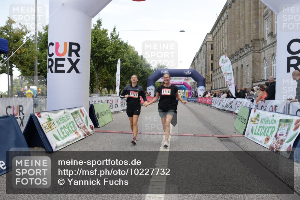 06.09.2026 - CURREX Alsterlauf Yannick Fuchs http://msf.ph/oto/10227732 06.09.2026 10:29:19 Ziel 8116, 8117 meine-sportfotos.de