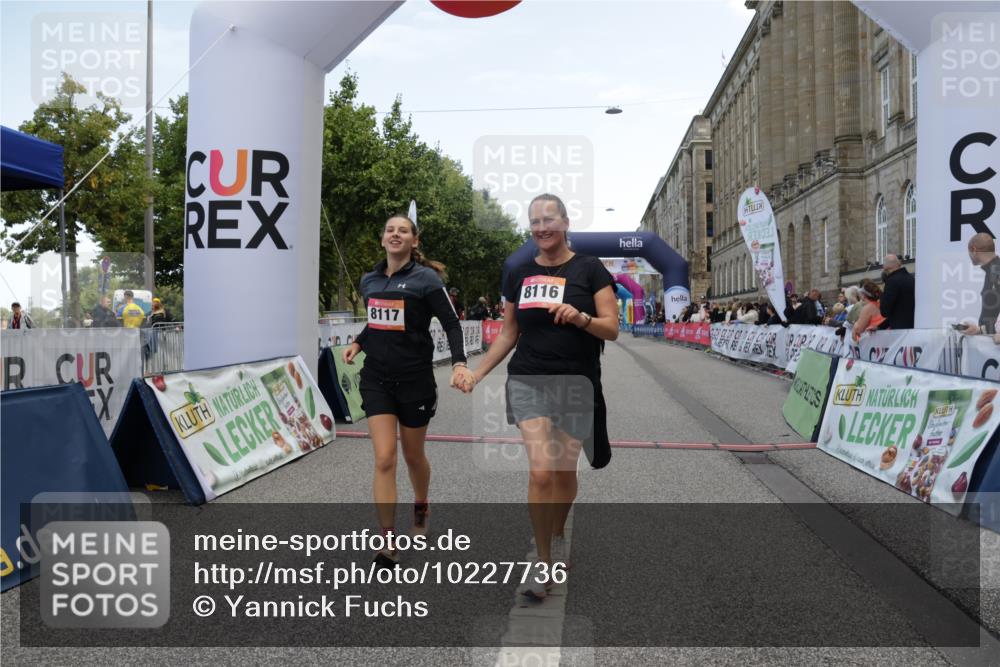 06.09.2026 - CURREX Alsterlauf Yannick Fuchs http://msf.ph/oto/10227736 06.09.2026 10:29:21 Ziel 8116, 8117 meine-sportfotos.de