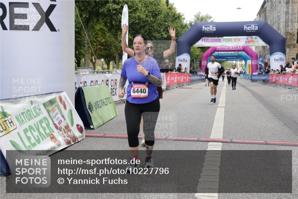 06.09.2026 - CURREX Alsterlauf Yannick Fuchs http://msf.ph/oto/10227796 06.09.2026 10:30:00 Ziel 2684, 4917, 6440, 6462, 6468 meine-sportfotos.de