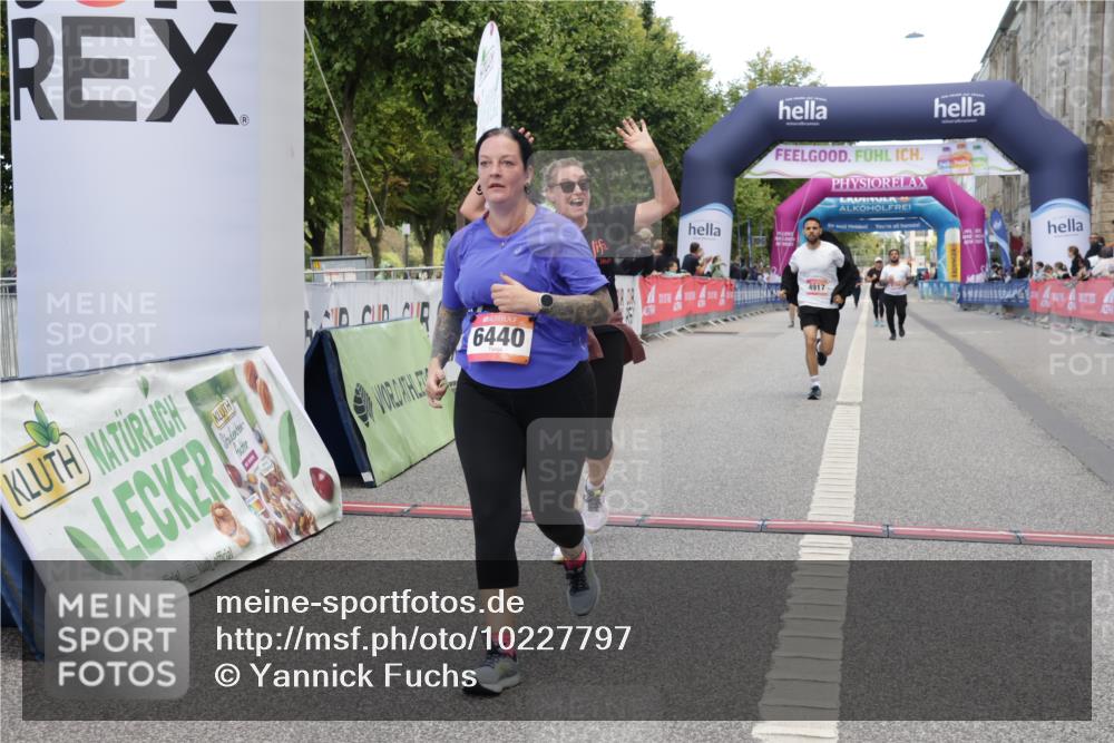 06.09.2026 - CURREX Alsterlauf Yannick Fuchs http://msf.ph/oto/10227797 06.09.2026 10:30:00 Ziel 2684, 4917, 6440, 6462, 6468 meine-sportfotos.de