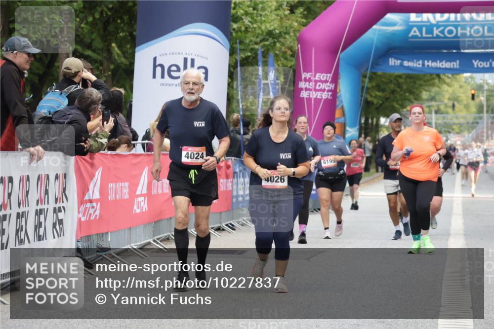 06.09.2026 - CURREX Alsterlauf Yannick Fuchs http://msf.ph/oto/10227837 06.09.2026 10:30:39 Ziel 4963 meine-sportfotos.de