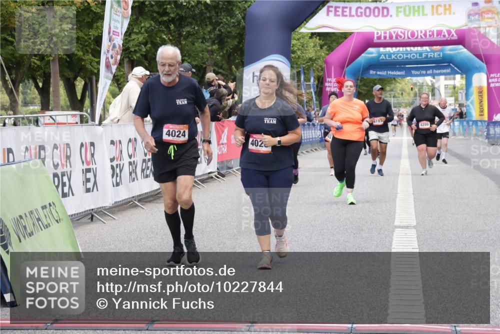 06.09.2026 - CURREX Alsterlauf Yannick Fuchs http://msf.ph/oto/10227844 06.09.2026 10:30:45 Ziel 4024, 4026 meine-sportfotos.de