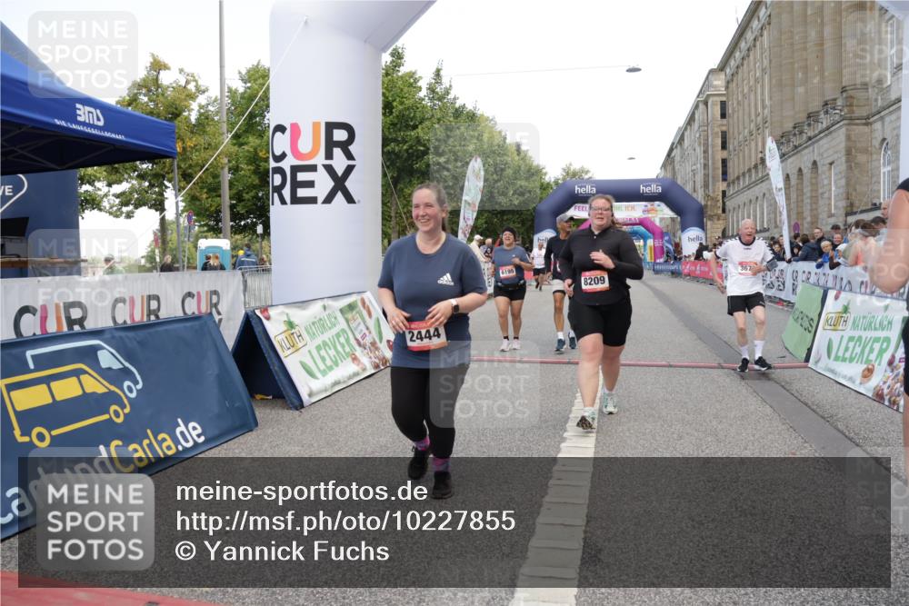 06.09.2026 - CURREX Alsterlauf Yannick Fuchs http://msf.ph/oto/10227855 06.09.2026 10:30:55 Ziel 2444, 3676, 4853, 6195, 6197, 8209 meine-sportfotos.de