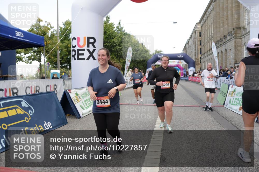 06.09.2026 - CURREX Alsterlauf Yannick Fuchs http://msf.ph/oto/10227857 06.09.2026 10:30:55 Ziel 2444, 3676, 4853, 6195, 6197, 8209 meine-sportfotos.de