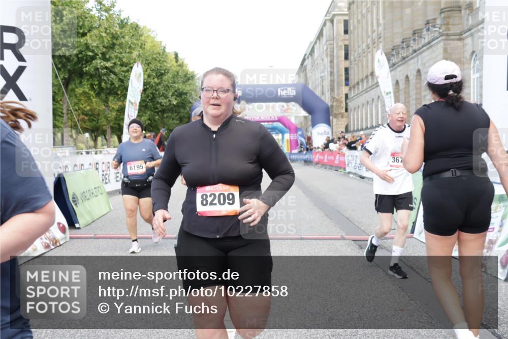 06.09.2026 - CURREX Alsterlauf Yannick Fuchs http://msf.ph/oto/10227858 06.09.2026 10:30:56 Ziel 2444, 3676, 4853, 6195, 6197, 8209 meine-sportfotos.de